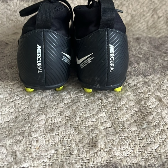 Nike mercurial cleats size 4y in great condition - Picture 3 of 4